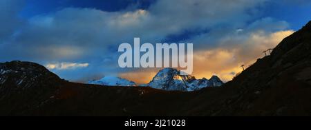 Südtirol Marmolata, Marmolada, Dolomiten, Panorama mit atemberaubender Wolkenstimmung und dramatischer Lichtstimmung in den Dolomiten in Italien Stockfoto