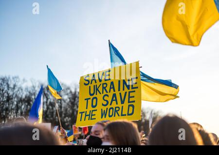 Berlin, Deutschland - 27. März 2022 Protest gegen den Krieg und Unterstützung der Ukraine in der russischen Besatzung. Demonstration von Aktivisten Stockfoto