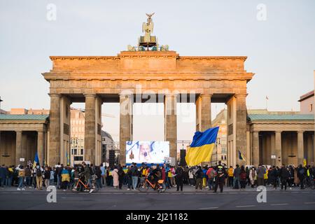 Berlin, Deutschland - 27. März 2022 Protest gegen den Krieg und Unterstützung der Ukraine in der russischen Besatzung. Demonstration von Aktivisten Stockfoto