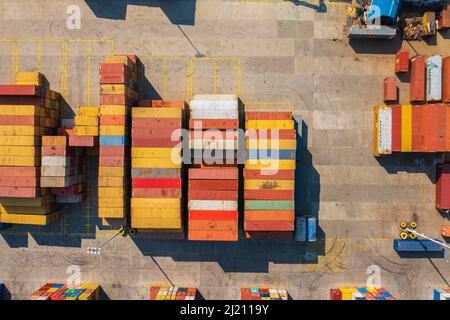 Luftaufnahme von oben nach unten über leere Container, die auf den Transport im Budapest Freeport warten. Import, Export der Industrie. Stockfoto