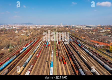 Luftaufnahme über Güterzüge am Bahnhof Ferencvaros. Stockfoto