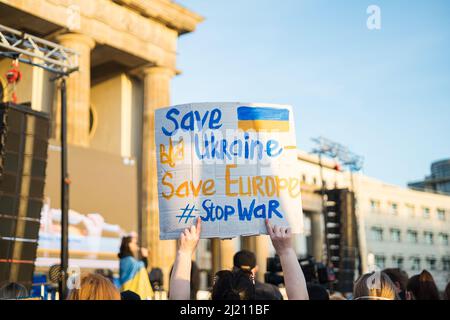 Berlin, Deutschland - 27. März 2022 Protest gegen den Krieg und Unterstützung der Ukraine in der russischen Besatzung. Demonstration von Aktivisten Stockfoto