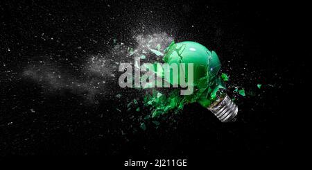 Grüne elektrische Glühbirne explodiert auf schwarz. Stockfoto