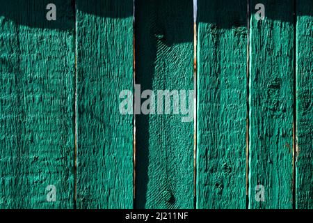 Holzzaun in grüner Farbe gemalt, Textur Hintergrund Stockfoto