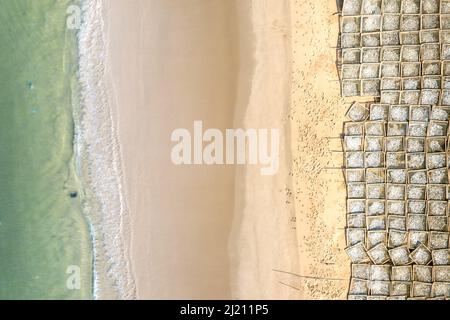 Fischer trocknen Fische in der Sonne, nachdem sie auf der Insel Phu Quoc, Provinz Kien Giang, Vietnam, gefangen wurden Stockfoto