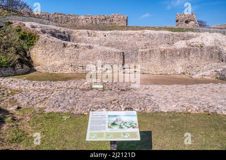 Touristeninformationsschild vor den Überresten des 12.. Jahrhunderts halten in der inneren bailey von Castle Acre Burg in Norfolk. Stockfoto