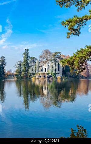 Vincennes, der Tempel der Liebe und künstliche Grotte am Daumesnil-See, im öffentlichen Park, im Herbst Stockfoto