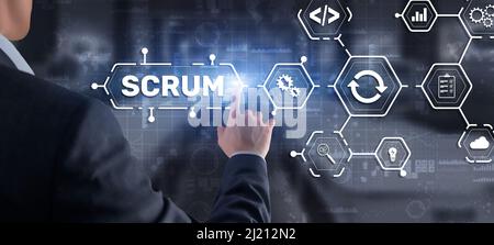 SCRUM. Die Hand drückt die Inschrift Scrum auf eine virtuelle Tafel. Agile Entwicklungsmethodik. Stockfoto