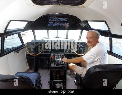 INNENRAUM DES COCKPITS MIT BESITZER DAVE DRIMMER . DAS FLUGZEUGBOOT IST EIN BOOT AUS DEM LANDFLUGZEUG ( BOEING 307 STRATOLINER ), DAS ZUVOR IM BESITZ VON HOWARD HUGHES.FT WAR. LAUDERDALE, USA. BILD: GARY ROBERTS Stockfoto