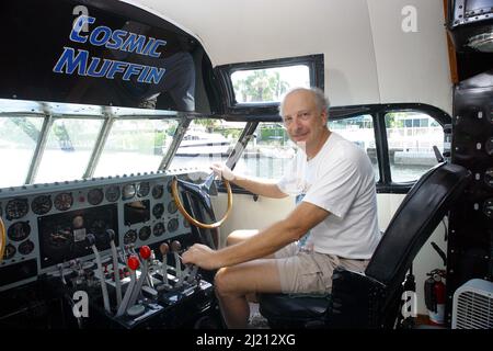 INNENRAUM DES COCKPITS MIT BESITZER DAVE DRIMMER . DAS FLUGZEUGBOOT IST EIN BOOT AUS DEM LANDFLUGZEUG ( BOEING 307 STRATOLINER ), DAS ZUVOR IM BESITZ VON HOWARD HUGHES.FT WAR. LAUDERDALE, USA. BILD: GARY ROBERTS Stockfoto