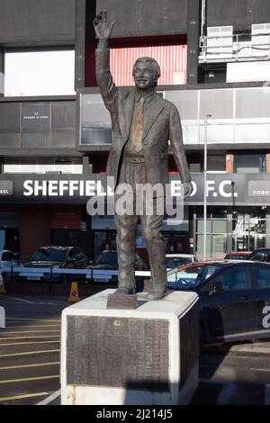 Eine Statue von Derek Dooley in der Bramall Lane, Sheffield in South Yorkshire Stockfoto