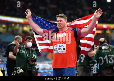 Ryan Crouser feiert ihren Sieg mit der US-Flagge bei den Hallen-Weltmeisterschaften 2022 in Belgrad. Stockfoto