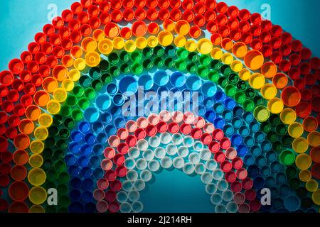 Farbige Plastikkappen erzeugen einen Regenbogen Stockfoto