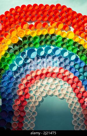 Farbige Plastikkappen erzeugen einen Regenbogen Stockfoto