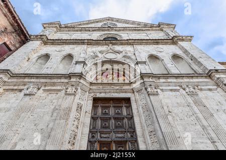 Die Marmorfassade mit dem Terrakotta-Relief im Tympanon über der Holztür der Renaissance Sant Agostino Kirche, Montepulciano, Toskana, Italien Stockfoto