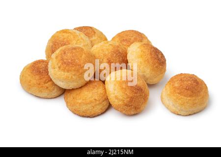 Haufen frischer traditioneller italienischer Mombaruzzo Amaretti-Kekse aus der Nähe isoliert auf weißem Hintergrund Stockfoto