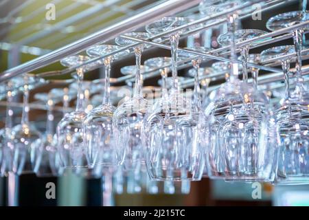 Nahaufnahme von Sektgläsern in Reihen auf dem Tisch. Champagner, Feiern, Prost, Cocktails, Gläser. Stockfoto