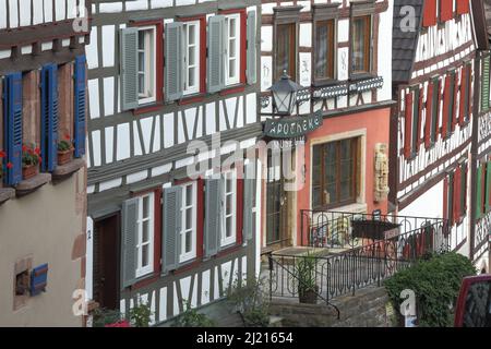 Fachwerkhäuser und Apothekenmuseum an der Schlossbergstraße in Schiltach, Baden-Württemberg, Deutschland Stockfoto