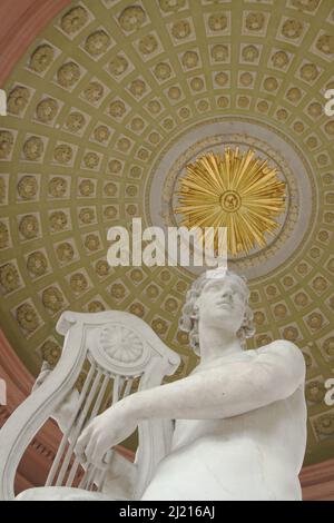 Apollo mit Leier im Apollotempel aus dem Schlossgarten in Schwetzingen, Baden-Württemberg, Deutschland Stockfoto