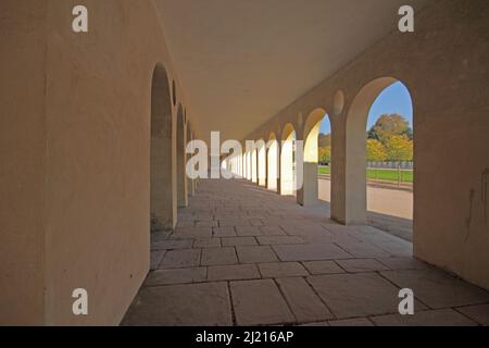 Arkade auf dem Lieblingsschloss bei Rastatt, Baden-Württemberg, Deutschland Stockfoto