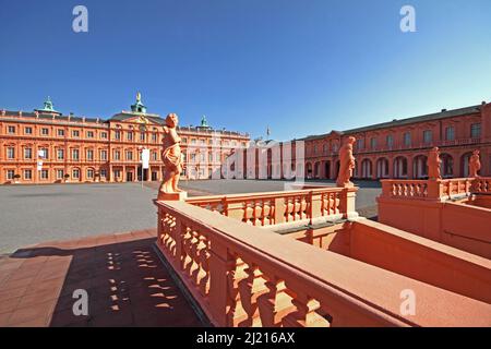 Balustrade im Innenhof des Residenzschloss in Rastatt, Baden-Württemberg, Deutschland Stockfoto