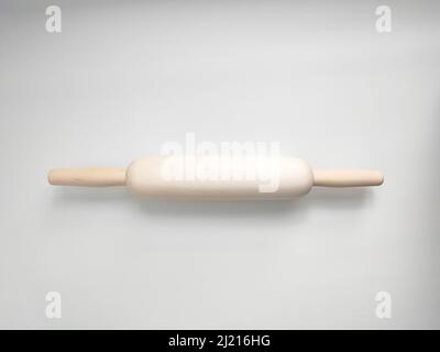 Nudelholz aus Naturholz auf weißem Hintergrund. Küchenausstattung. Stockfoto