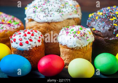 Leckerer Osterkuchen mit bunten Eiern für die Osterfeiertage im Frühjahr im April Stockfoto