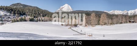 Winterberglandschaft mit Wäldern, Pisten und Skipisten am Geigenbuhellift, im hellen Licht aufgenommen in Seefeld, Tirol, Österreich, Stockfoto