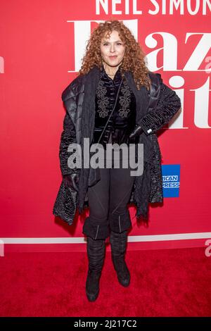 NEW YORK, NEW YORK - 28. MÄRZ: Bernadette Peters nimmt am 28. März 2022 in New York City an der 'Plaza Suite' Opening Night Teil. Stockfoto