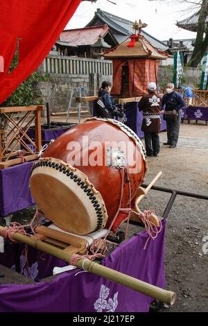 iida, nagano, japan, 2022/24/03 , eine Taiko (japanische Trommel), die sich während der Vorbereitung des Oneri-Matsuri-Festivals in der Nähe des Mikoshi befindet. Ein Mikoshi ist Stockfoto