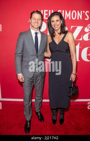 NEW YORK, NEW YORK - 28. MÄRZ: Ben McKenzie und Morena Baccarin nehmen am 28. März 2022 an der Eröffnungsnacht der „Plaza Suite“ in New York City Teil. Stockfoto