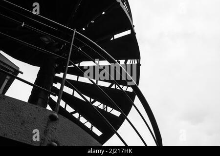 Wendeltreppe gegen grauen Himmel Stockfoto