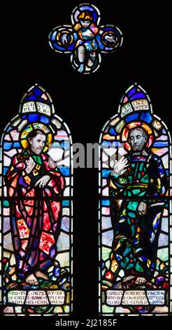 Die Heiligen Peter und Bartholomäus in Glasmalerei von Leonard Walker (1929), St. Peter's Church, Great Asby, Central Eden, Cumbria, VEREINIGTES KÖNIGREICH Stockfoto