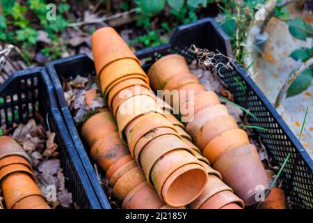 Ein Stapel aus altmodischen, traditionellen Terrakotta-Steingut-Blumentöpfen in einem zusammengelegten Tablett in Hungerford, einer Marktstadt in der englischen Grafschaft Bekshire Stockfoto