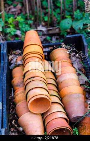 Ein Stapel aus altmodischen, traditionellen Terrakotta-Steingut-Blumentöpfen in einem zusammengelegten Tablett in Hungerford, einer Marktstadt in der englischen Grafschaft Bekshire Stockfoto