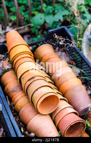 Ein Stapel aus altmodischen, traditionellen Terrakotta-Steingut-Blumentöpfen in einem zusammengelegten Tablett in Hungerford, einer Marktstadt in der englischen Grafschaft Bekshire Stockfoto