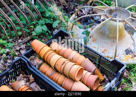 Ein Stapel aus altmodischen, traditionellen Terrakotta-Steingut-Blumentöpfen in einem zusammengelegten Tablett in Hungerford, einer Marktstadt in der englischen Grafschaft Bekshire Stockfoto