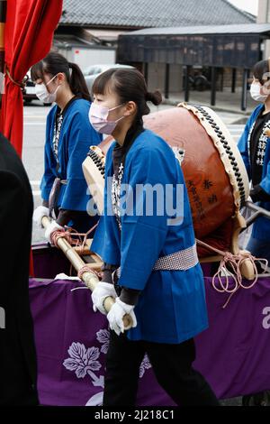 iida, nagano, japan, 2022/24/03, Teilnehmer an der Veranstaltung mit und spielen eine Trommel (taiko) zu Beginn der religiösen Prozession, die wird Stockfoto