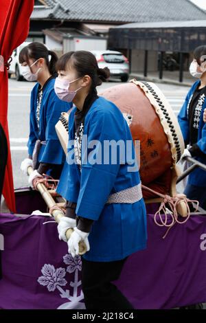 iida, nagano, japan, 2022/24/03, Teilnehmer an der Veranstaltung mit und spielen eine Trommel (taiko) zu Beginn der religiösen Prozession, die wird Stockfoto