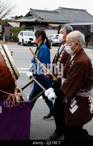 iida, nagano, japan, 2022/24/03, Teilnehmer an der Veranstaltung mit und spielen eine Trommel (taiko) zu Beginn der religiösen Prozession, die wird Stockfoto