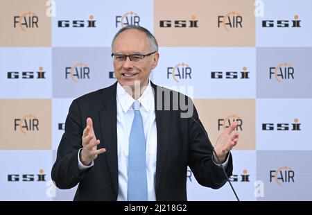 Darmstadt, Deutschland. 29. März 2022. Paolo Giugellino, Wissenschaftlicher Direktor GSI und FAIR, spricht bei der symbolischen Spatenstich-Zeremonie für das Fair Control Center (FCC). Am GSI Helmholtz-Zentrum für Schwerionenforschung entsteht eines der größten und komplexesten Bauprojekte für internationale Spitzenforschung. Die Leitstelle soll ein entscheidender Knotenpunkt der gesamten Infrastruktur auf dem GSI/FAIR Campus sein. Künftig werden alle Beschleunigeranlagen von GSI und FAIR von diesem Standort aus gesteuert. Kredit: Arne Dedert/dpa/Alamy Live Nachrichten Stockfoto