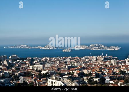 Die Bucht von Marseille mit den Frioul-Inseln im Hintergrund Stockfoto