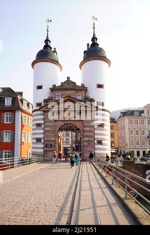 Tor zur alten Brücke (Karl-Theodor-Brücke) in Heidelberg. Heidelberg ist eine Stadt am Neckar im Südwesten Deutschlands. Stockfoto