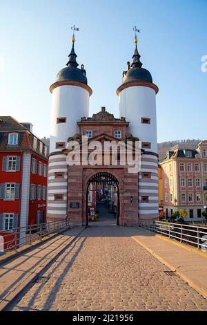 Tor zur alten Brücke (Karl-Theodor-Brücke) in Heidelberg. Heidelberg ist eine Stadt am Neckar im Südwesten Deutschlands. Stockfoto