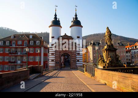 Tor zur alten Brücke (Karl-Theodor-Brücke) in Heidelberg. Heidelberg ist eine Stadt am Neckar im Südwesten Deutschlands. Stockfoto