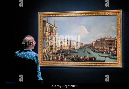 London Großbritannien 29. März 2022 Katherine Gazzard Kuratorin am Royal Museum Greenwich in der Nähe von Canaletto's A Regatta on the Grand Canal,aus der Woburn Abbey Collection,Öl auf Leinwand.1. April – 25. September 2022 Paul Quezada-Neiman/Alamy Live News Stockfoto