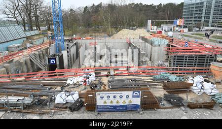 Darmstadt, Deutschland. 29. März 2022. Die Schale für das Fair Control Center (FCC) wird auf dem Gelände des GSI Helmholtz-Zentrums für Schwerionenforschung gebaut. Hier entsteht eines der größten und komplexesten Bauprojekte für internationale Spitzenforschung. Die Leitstelle soll ein entscheidender Knotenpunkt der gesamten Infrastruktur auf dem GSI/FAIR Campus sein. Künftig werden alle Beschleunigeranlagen von GSI und FAIR von diesem Standort aus gesteuert. Kredit: Arne Dedert/dpa/Alamy Live Nachrichten Stockfoto