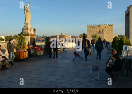 Cordova, Spanien - 10. Januar 2022: Menschen gehen auf der alten römischen Brücke bei Cordova auf Andalusien in Spanien Stockfoto