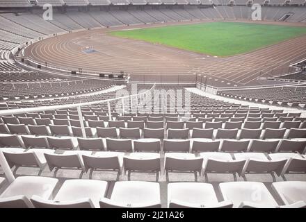 Stadion in Barcelona, Spanien. Sportarena mit olympischen Wahrzeichen. Spielfeld im Freien. Reihen mit leeren Sitzen. Sehenswürdigkeit im Montjuic Park Stockfoto