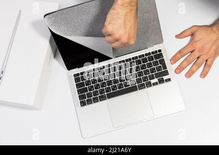Saratov, Russland - 26. Februar 2022: Schutzfolie aus silbernem Macbook Air 13 Zoll mit M1 Prozessor topview, weißer Hintergrund. Werbung Stockfoto
